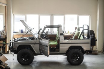 3-001-Convertible-Mercedes-G-250-082889