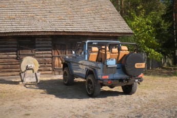 2B-009-Convertible-Mercedes-GWagen-GulfBlue-079886