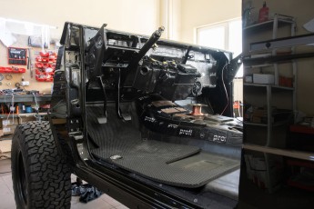 3-025-Convertible-Mercedes-250GD-ObsidianBlack-076315