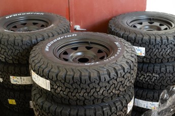 3-041-Convertible-Mercedes-250GD-ObsidianBlack-076315