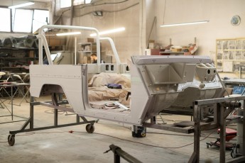 3-048-Convertible-Mercedes-250GD-ObsidianBlack-076315