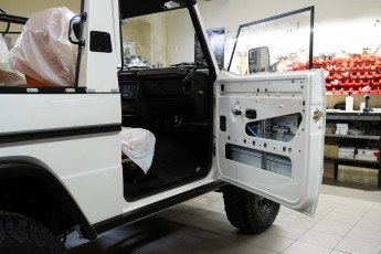 3-002-Convertible-Mercedes-250GD-DiamondWhite-085419