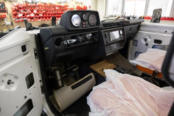 3-005-Convertible-Mercedes-250GD-DiamondWhite-085419