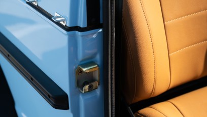 1-006-Vintage-Mercedes-GWagon-GulfBlue-078148