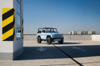 2B-002-Vintage-Mercedes-GWagon-GulfBlue-078148