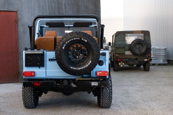 2C-005-Convertible-Mercedes-250GD-GulfBlue-078148