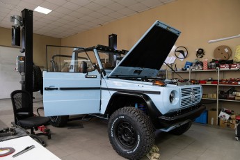 3-005-Vintage-Mercedes-GWagon-GulfBlue-078148