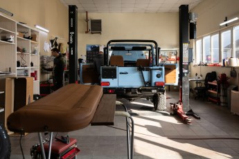 3-008-Vintage-Mercedes-GWagon-GulfBlue-078148