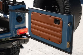 2B-072-Convertible-Mercedes-250GD-ChinaBlue-067270