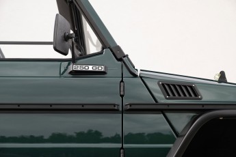 2B-038-Convertible-Mercedes-250GD-RacingGreen-066918