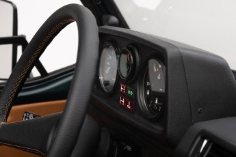 2B-079-Convertible-Mercedes-250GD-RacingGreen-066918