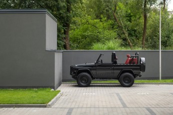 2B-011-Convertible-Mercedes-250GD-ObsidianBlack-070785