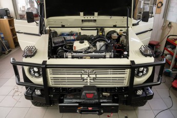 3-006-Custom-Mercedes-GWagon-White-068140