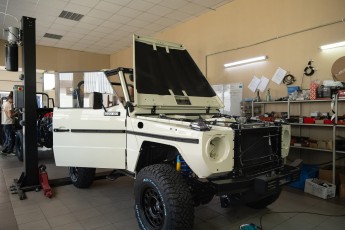 3-008-Custom-Mercedes-GWagon-White-068140