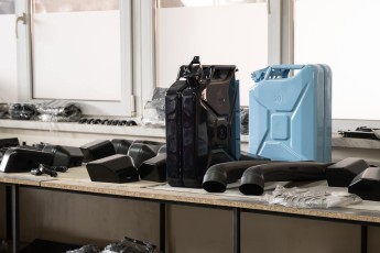 3-014-Convertible-Mercedes-250GD-ObsidianBlack-070785