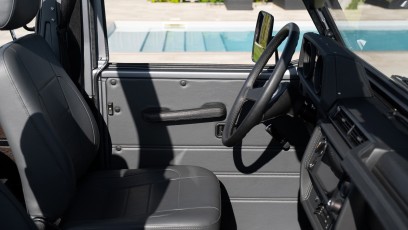 1-005-Convertible-Mercedes-250GD-SeleniteGrey-069248