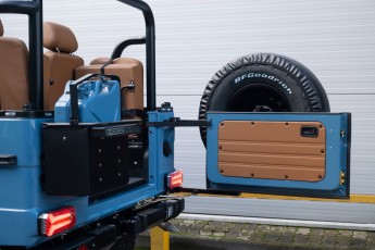 2B-065-Vintage-Mercedes-GWagon-ChinaBlue-079142