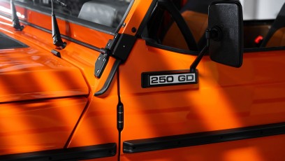 1-005-Vintage-Mercedes-GWagon-MagmaBeamOrange-070837