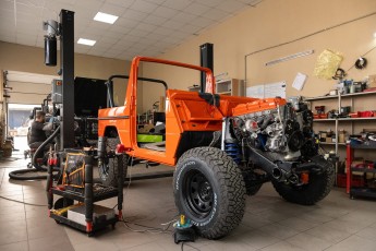 3-035-Vintage-Mercedes-GWagon-MagmaBeamOrange-070837