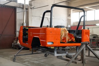 3-056-Vintage-Mercedes-GWagon-MagmaBeamOrange-070837
