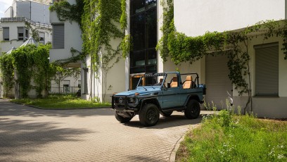 1-002-Custom-Mercedes-GWagon-ChinaBlue-067167
