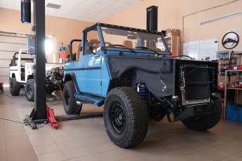 3-001-Custom-Mercedes-GWagon-ChinaBlue-067167