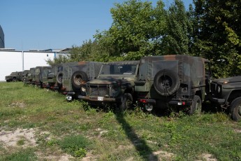 3-125-Custom-Mercedes-GWagon-PolarWhite-070800